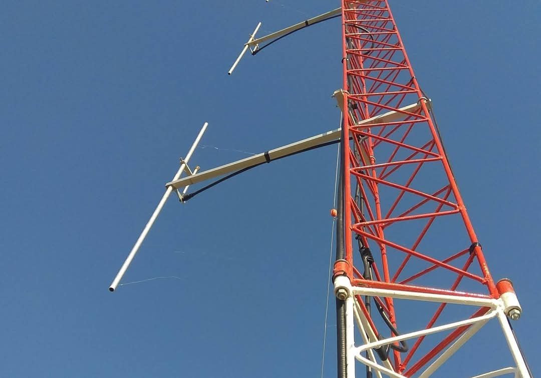 Torre con antenas para radio FM