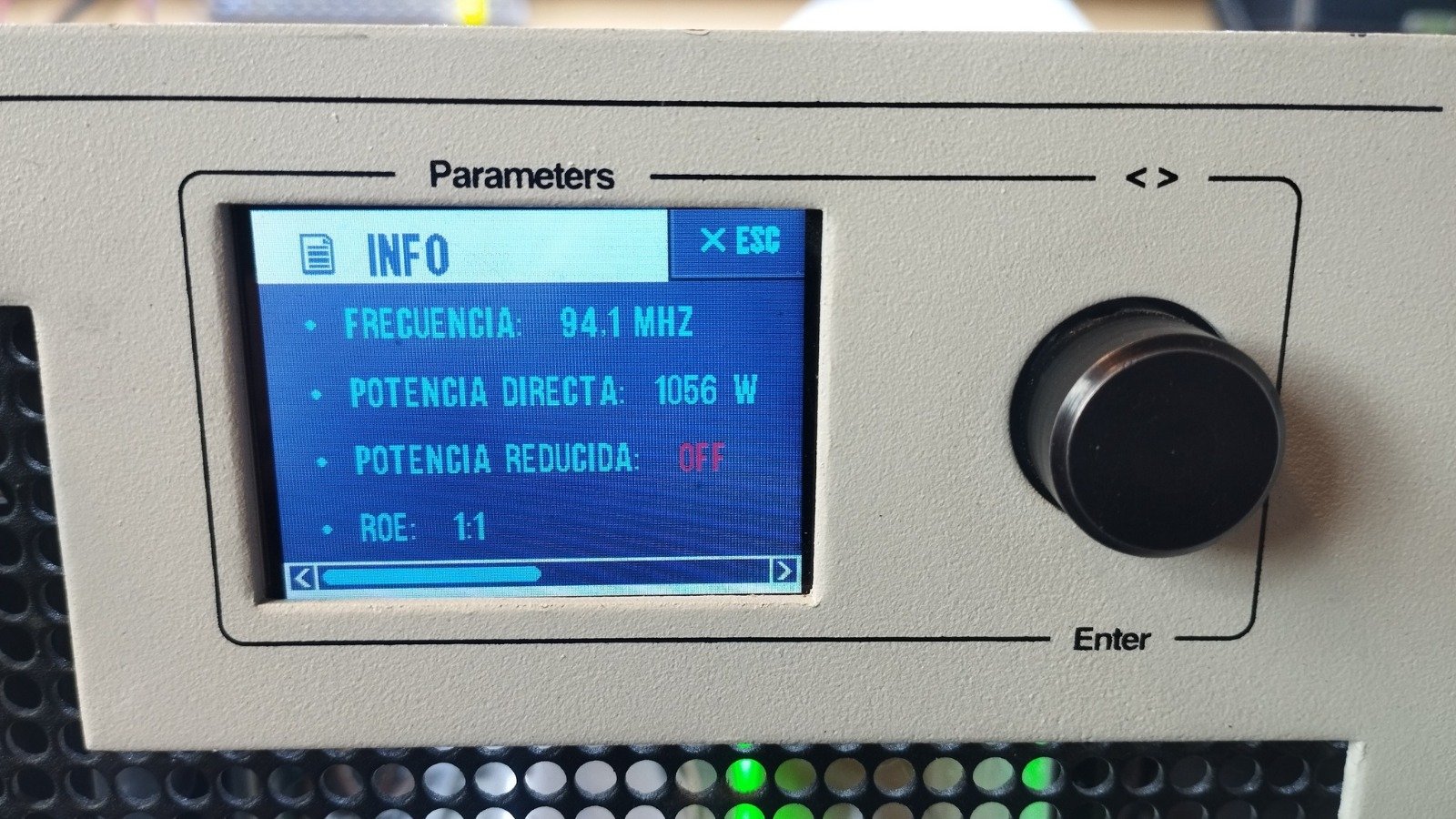 Pantalla de transmisor mostrando frecuencia y potencia